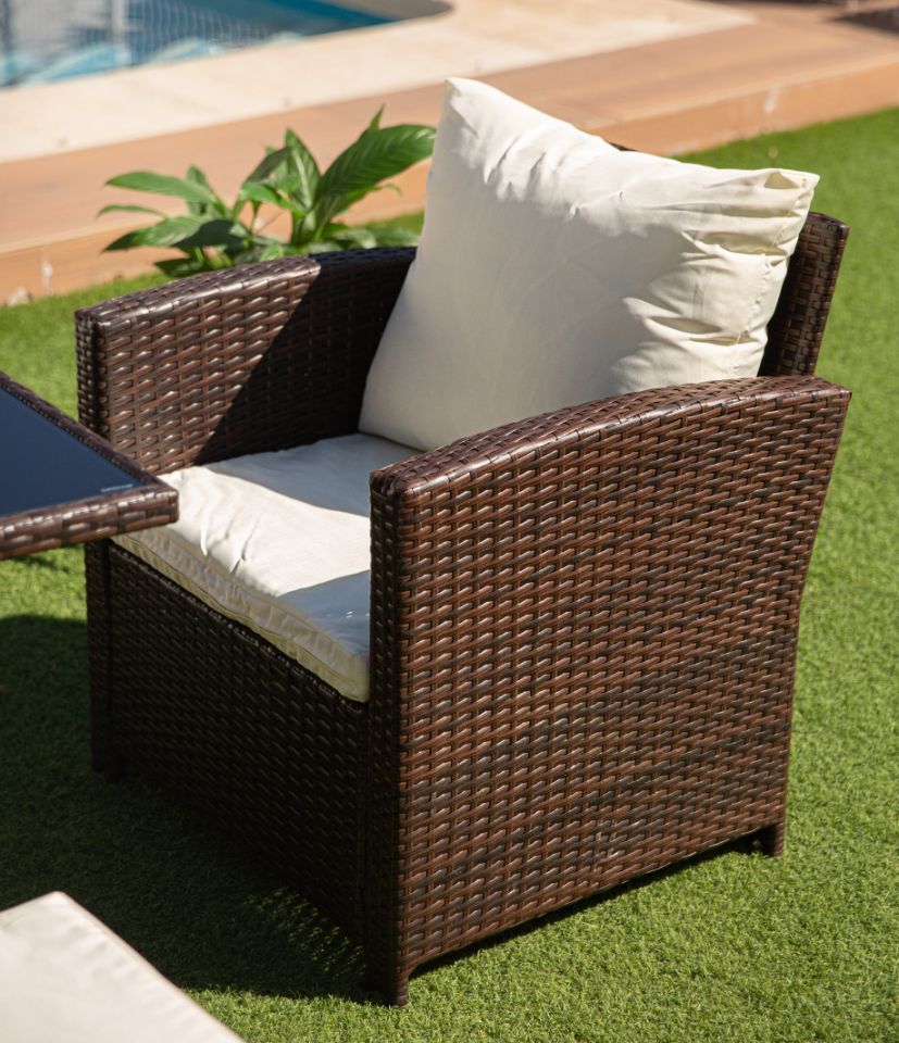 Sofa + Mesa + 2  Sillones+ 2 pufs de Ratan. Muebles de Jardin y Terraza